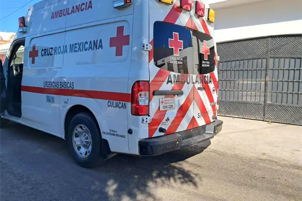 Dos personas resultan heridas tras accidentarse contra un tractor en Culiacán Dos personas resultan heridas tras accidentarse contra un tractor en Culiacán