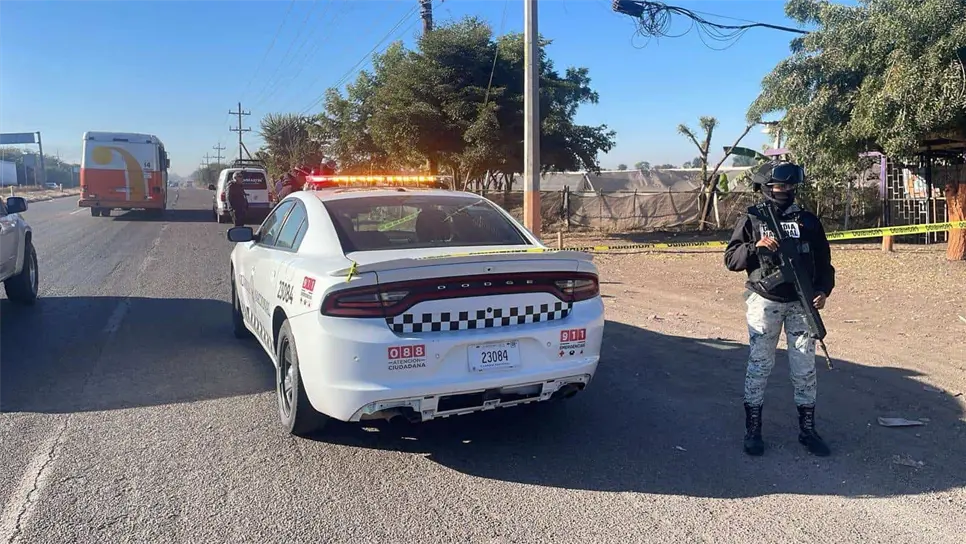 La víctima quedó a un lado de la carretera.