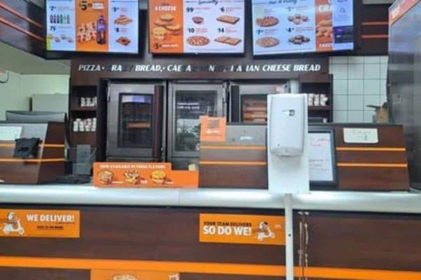 Gerente de Little Caesars en EU amenaza a clientes migrantes con echarles la migración