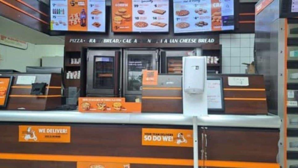 Gerente de Little Caesars en EU amenaza a clientes migrantes con echarles la migración