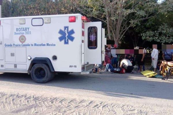 Dos mujeres lesionadas tras chocar contra un torton en el arco de El Walamo, al sur de Mazatlán