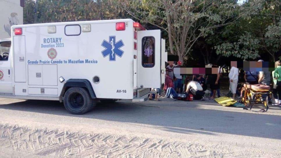 Dos mujeres lesionadas tras chocar contra un torton en el arco de El Walamo, al sur de Mazatlán