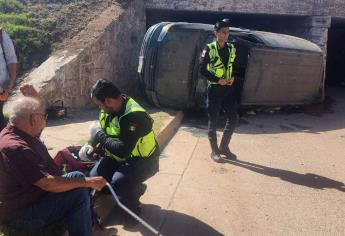 Abuelito vuelca en el sifón de San Miguel, termina lesionado