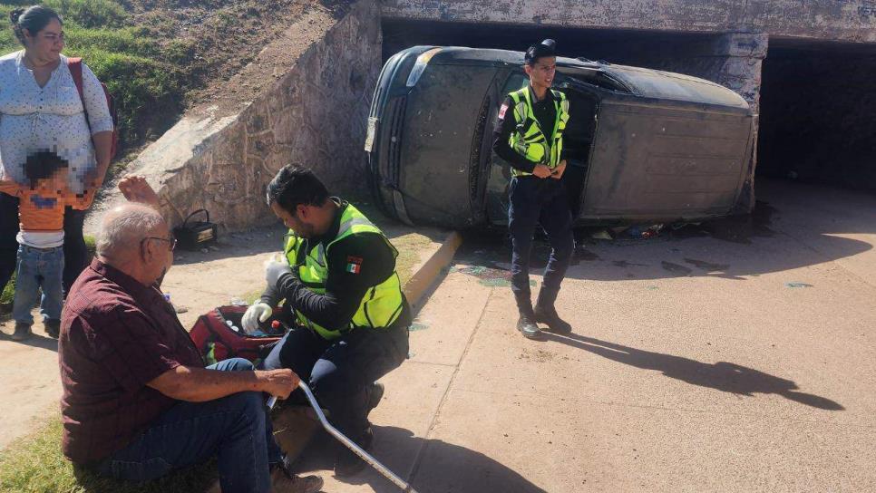 Abuelito vuelca en el sifón de San Miguel, termina lesionado