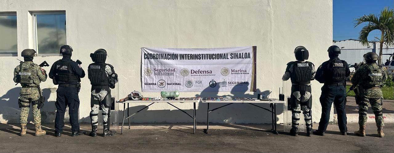 FOTO: Cortesía. Decomiso de armas, celulares y modems de internet en el Penal de Aguaruto en Culiacán.