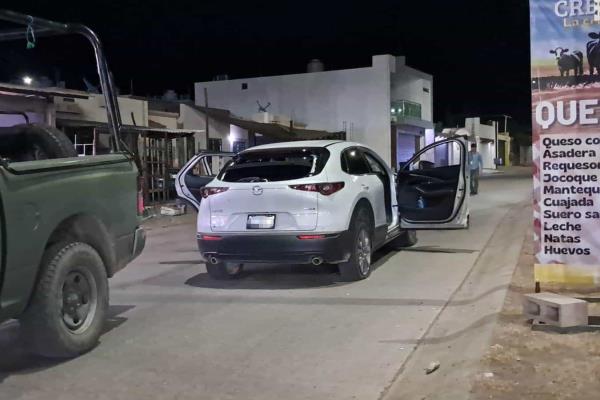 Localizan una camioneta con impactos de bala en Stanza Torralba, Culiacán