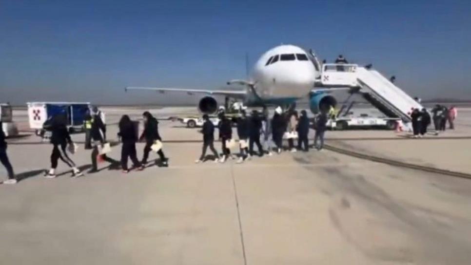 Llega avión con migrantes a las instalaciones del Aeropuerto Internacional Felipe Ángeles | VIDEO