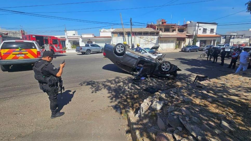 Fuerte accidente en el sector de Nuevo Culiacán termina con un auto volcado