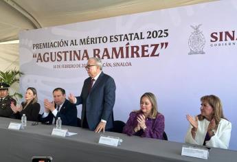 Rubén Rocha Moya entrega el premio al Mérito Estatal 2025 Agustina Ramírez