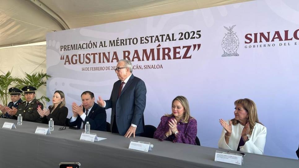 Rubén Rocha Moya entrega el premio al Mérito Estatal 2025 Agustina Ramírez