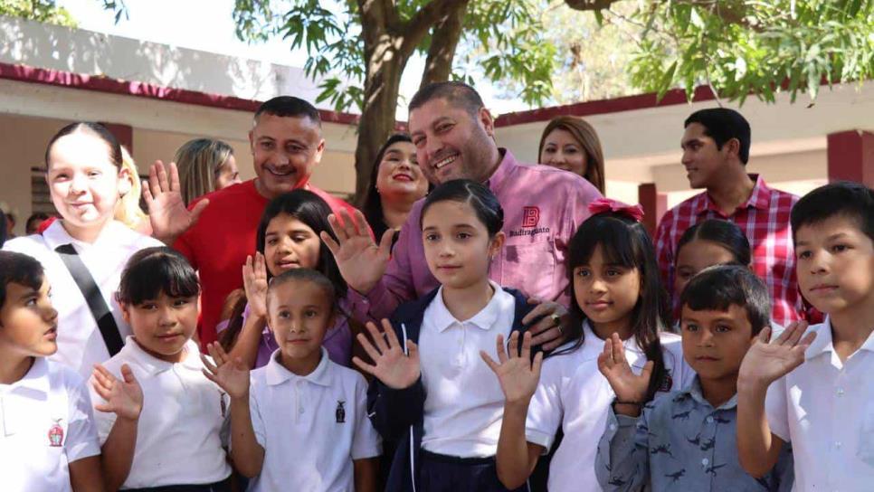 José Paz López Elenes celebra el Día de San Valentín con niñas y niños badiraguatenses