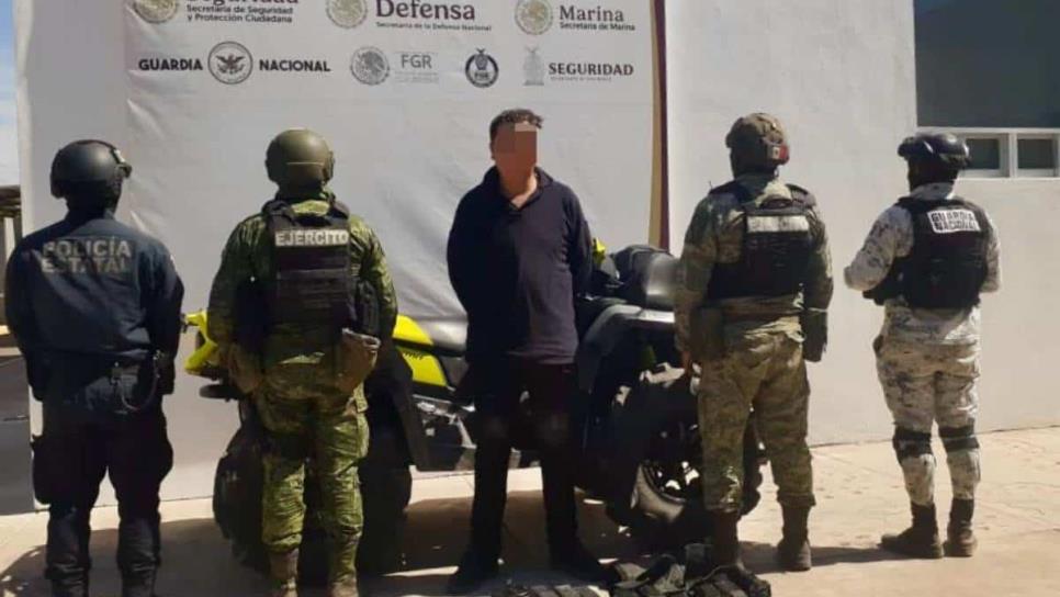 Motociclista es detenidos con dos rifles de asalto en la colonia Renato Vega Amador de Culiacán