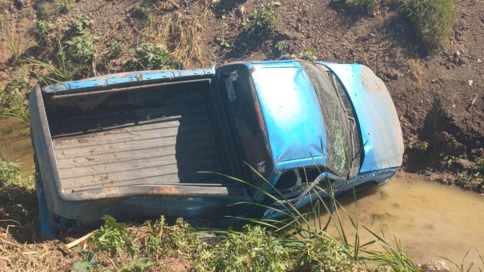 Conductor se sale de la carretera y vuelca; termina dentro de un dren agrícola cerca Batamote, Guasave