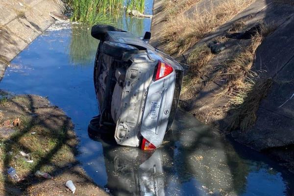 Conductor cae con todo y vehículo en canal pluvial de La Marina en Mazatlán