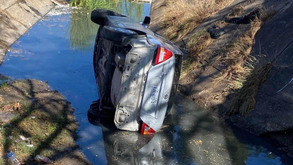 Conductor cae con todo y vehículo en canal pluvial de La Marina en Mazatlán