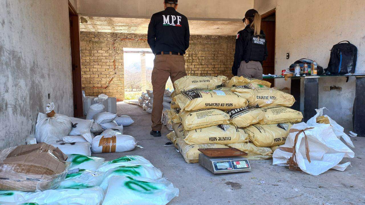 Fueron asegurados 5 toneladas 250 kilogramos de metanfetamina, los cuales, de acuerdo al Centro Federal de Investigación Criminal de la Fiscalía General de la República (FGR), tienen un costo aproximado de mil 547 millones 453 mil 250 pesos