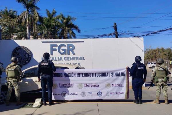 Aseguran cargadores, un vehículo robado y químicos en el poblado El Pino, en Culiacán