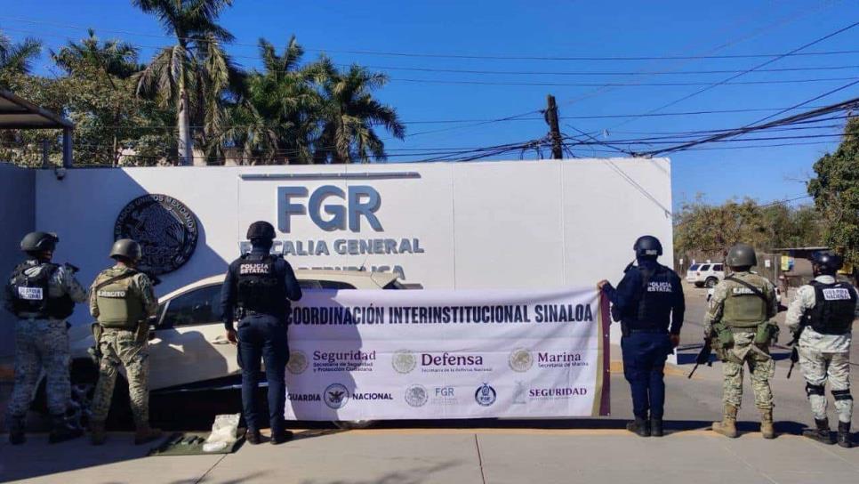 Aseguran cargadores, un vehículo robado y químicos en el poblado El Pino, en Culiacán