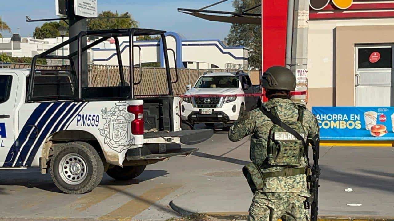 En tanto el lugar del ataque directo, fue resguardado por elementos de la Policía Municipal y de las Fuerzas Federales como la Secretaría de Marina y del Ejército Mexicano y la Guardia Nacional