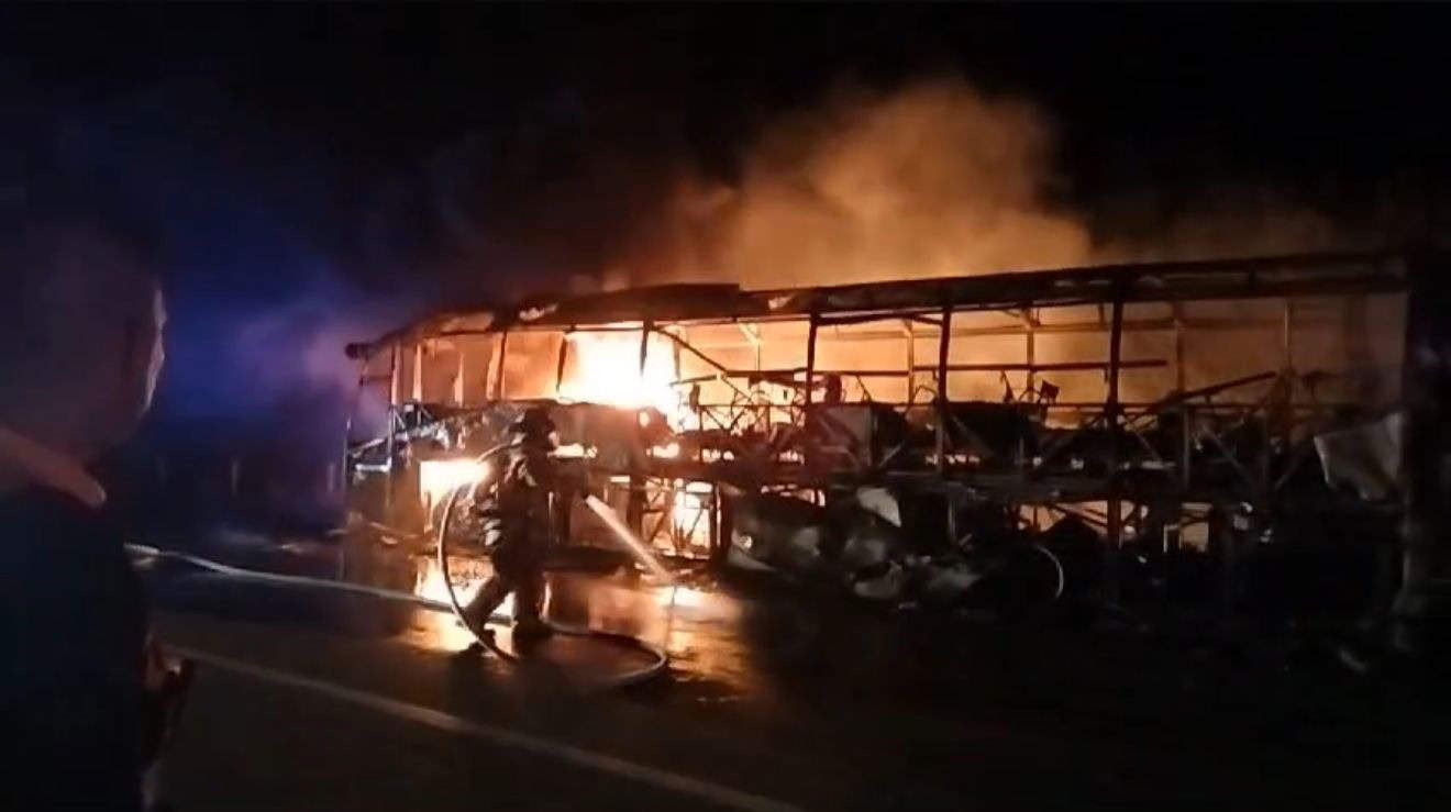 El camión terminó completamente calcinado. (FOTO: Ernesto Torres).