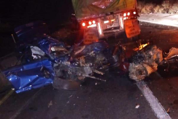 Tráiler embiste 5 vehículos en la salida sur de Mazatlán; hay dos muertos