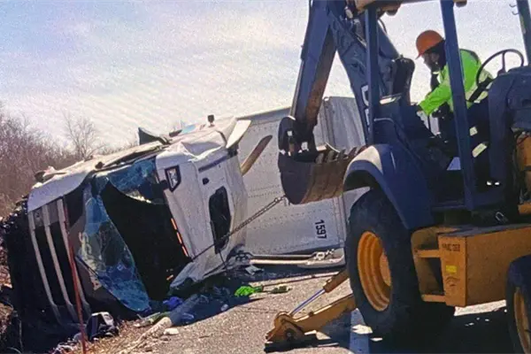 Muere chofer de tráiler tras accidentarse en la autopista Mazatlán-Culiacán Muere chofer de tráiler tras accidentarse en la autopista Mazatlán-Culiacán