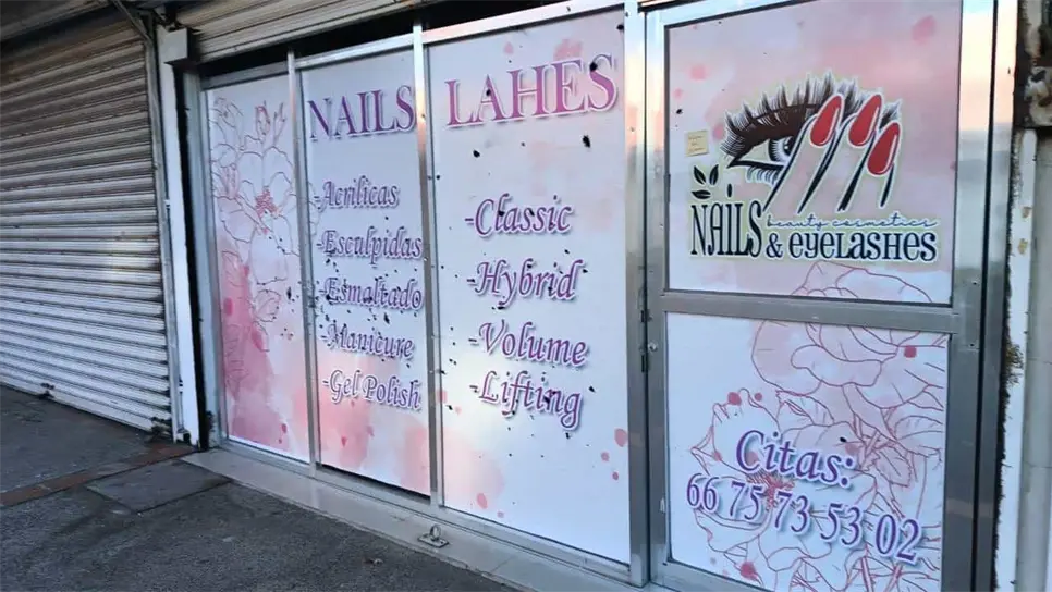 La puerta del local terminó completamente baleada. (FOTO: Luz Noticias).