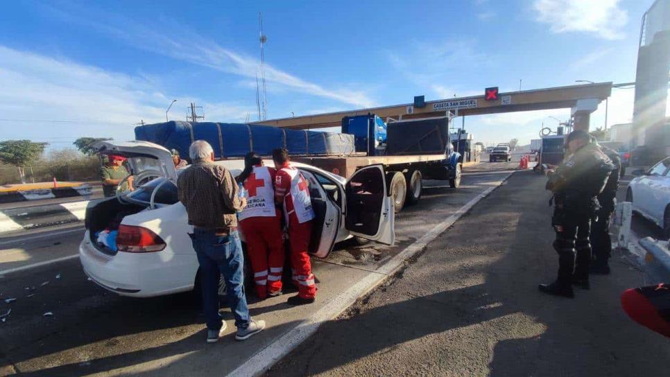 Adulto mayor no logra frenar y se impacta por alcance contra la plataforma de un tráiler en la caseta en Ahome