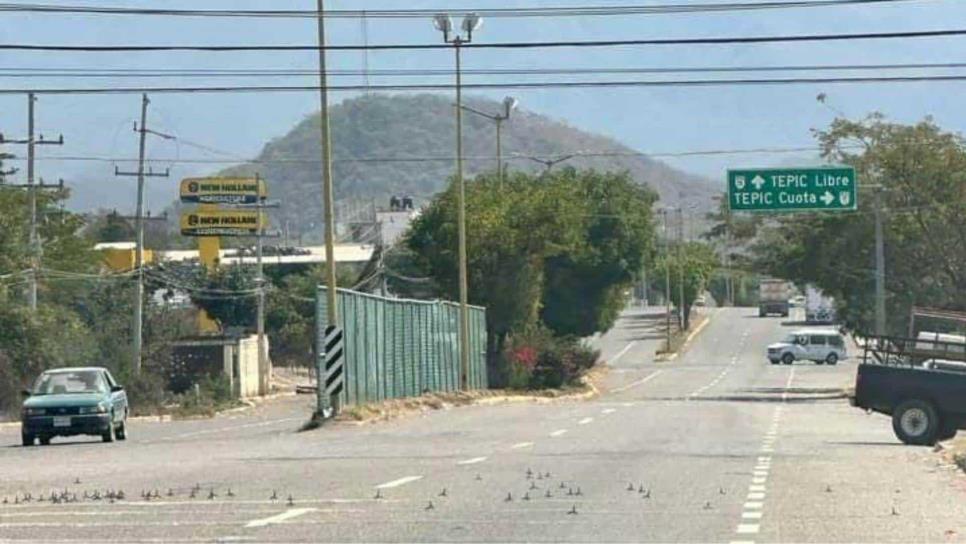 Automovilistas reportan ponchallantas en carreteras de El Rosario