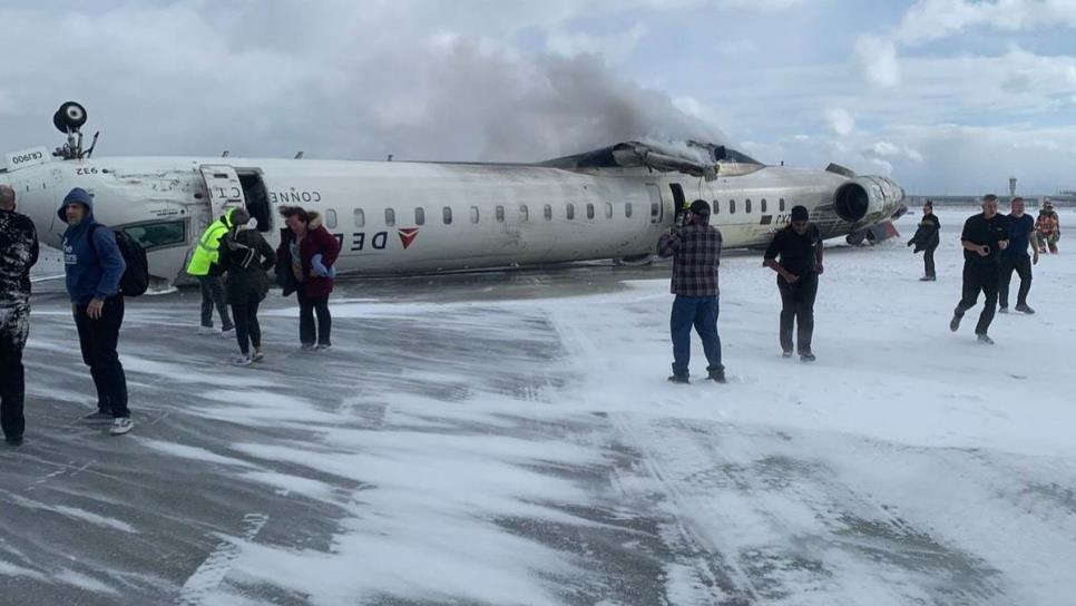 Avión de Delta Airlines se estrella al aterrizar y queda volcado | FOTOS