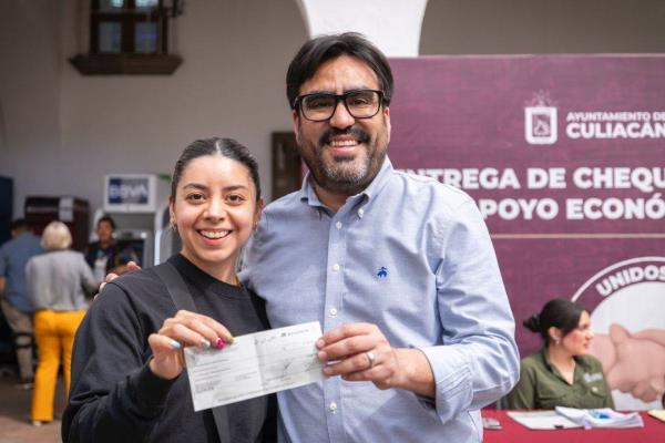 Juan de Dios Gámez continúa con la entrega de cheques del Programa de Apoyos Económico Emergentes