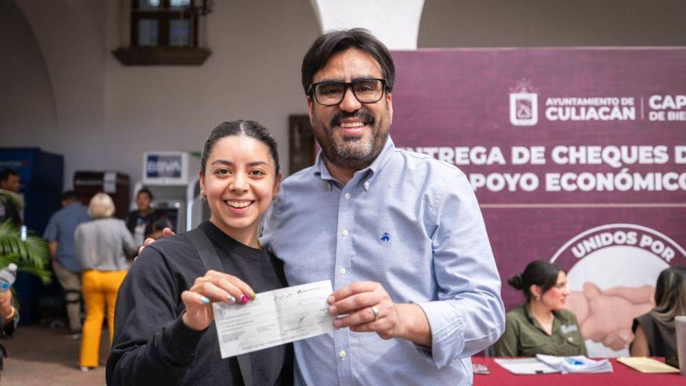 Juan de Dios Gámez continúa con la entrega de cheques del Programa de Apoyos Económico Emergentes