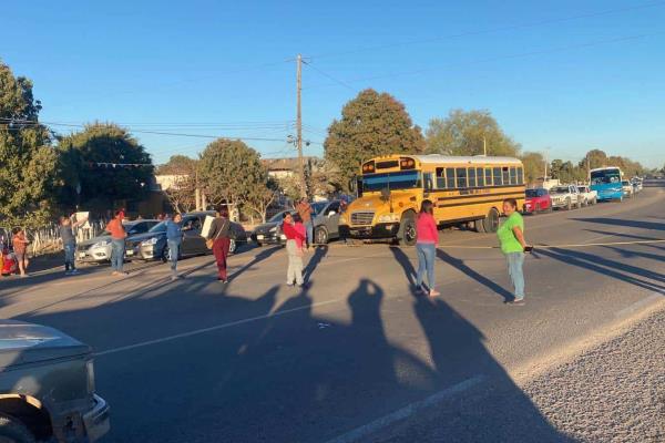 Bloquean carretera Los Mochis-Ahome por falta de agua en El Macapul