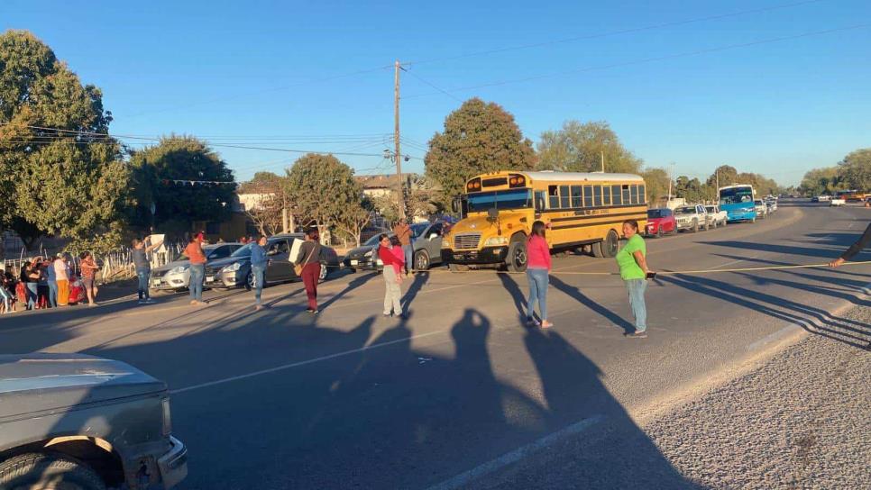 Bloquean carretera Los Mochis-Ahome por falta de agua en El Macapul