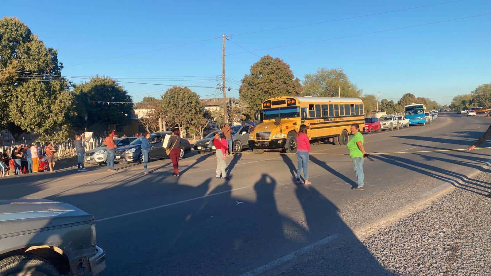 Decenas de vehículos esperaban para pasar por la carretera. (FOTO: Cortesía).
