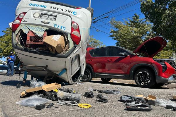 Vuelca conductor tras pasarse un alto en Los Mochis; así quedó la unidad
