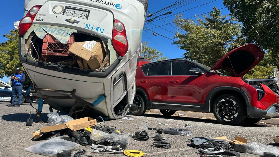 Vuelca conductor tras pasarse un alto en Los Mochis; así quedó la unidad