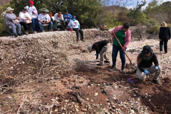 Rastreadoras de El Fuerte encuentran tres fosas clandestinas en la bahía de Navachiste, Juan José Ríos