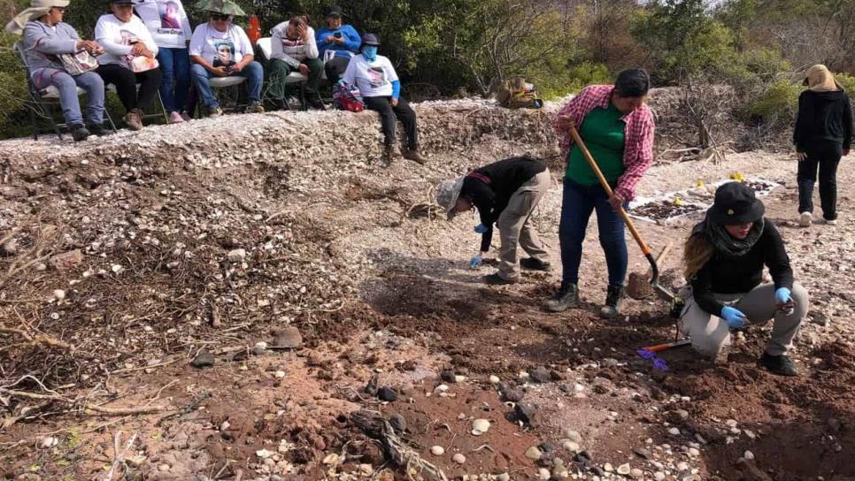 Rastreadoras de El Fuerte encuentran tres fosas clandestinas en la bahía de Navachiste, Juan José Ríos