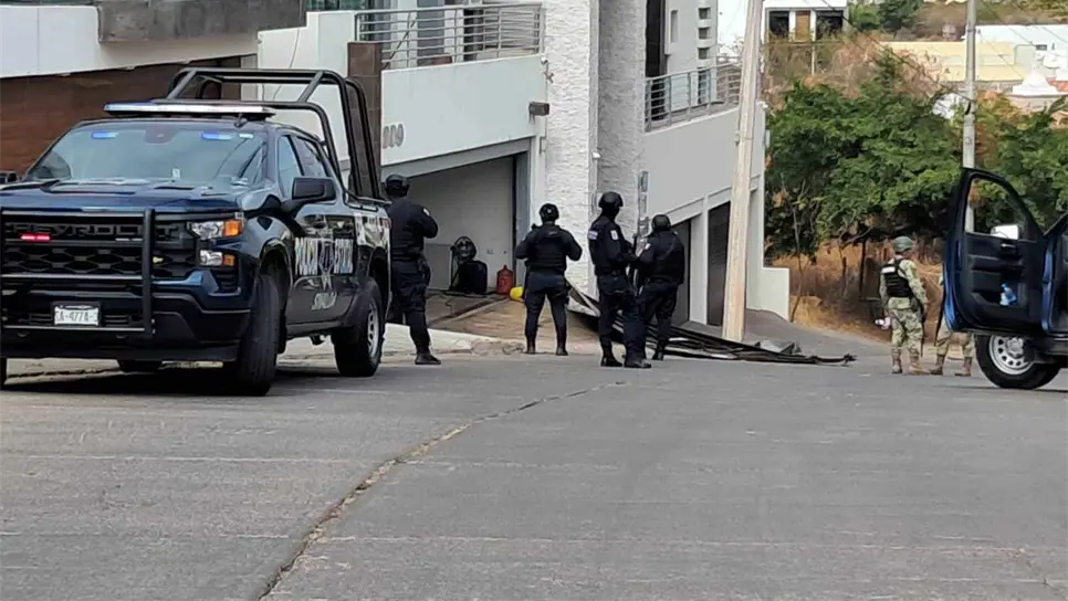 Los hombres armados tumbaron el portón de la casa tras las ráfagas.