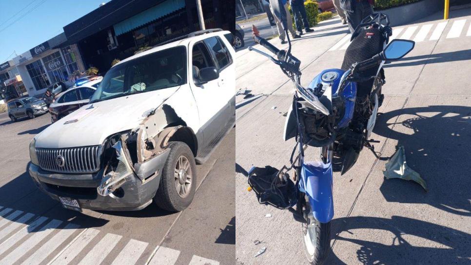 Motociclista se impacta contra camioneta en Los Mochis; la conductora se le metió