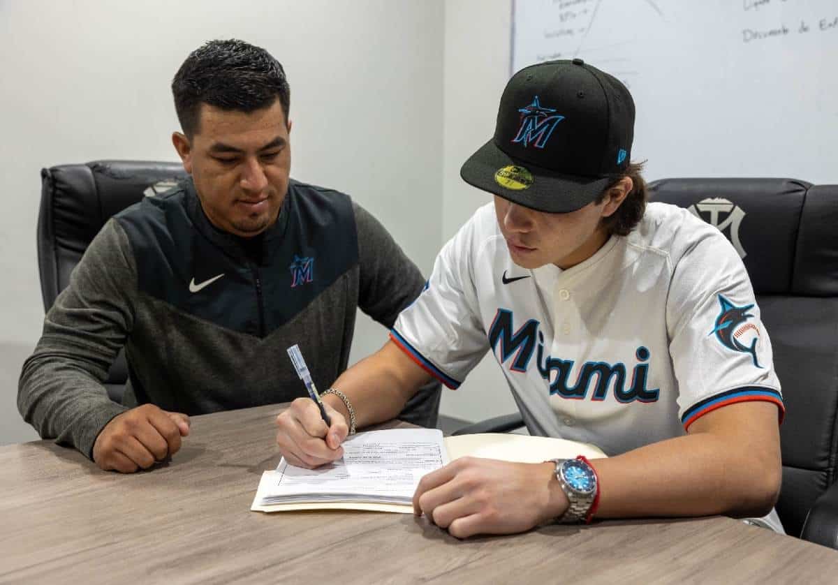 Firma pelotero sinaloense de 18 años con los Miami Marlins