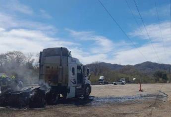 Se incendia tractocamión que transportaba cerveza en la autopista Mazatlán-Durango