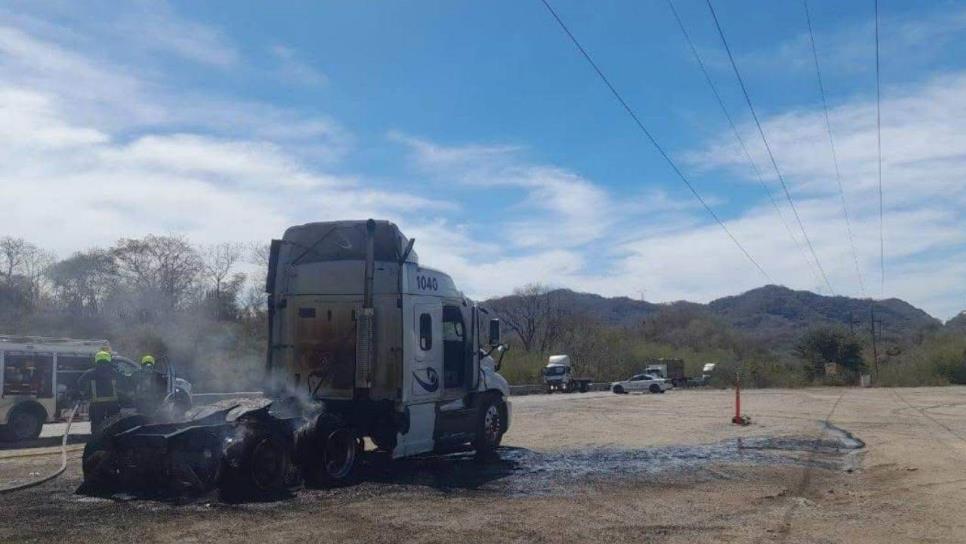 Se incendia tractocamión que transportaba cerveza en la autopista Mazatlán-Durango