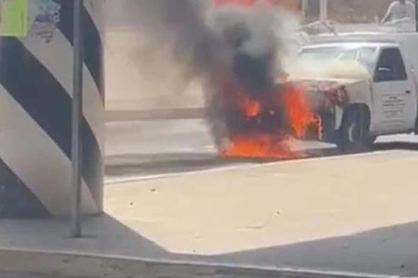 Se prende una camioneta por una falla sobre La Costerita en Culiacán