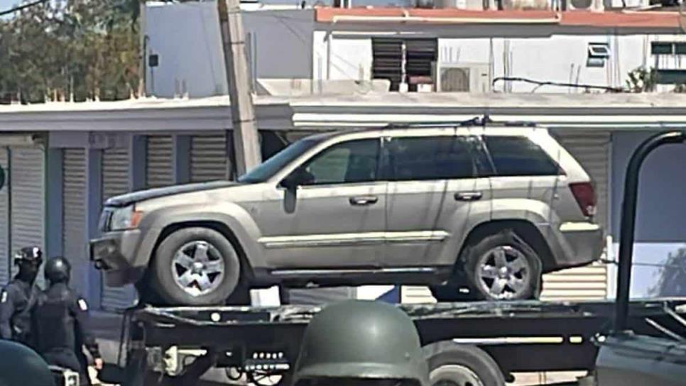 Aseguran camioneta blindada con equipo táctico y armas en la colonia Aurora en Culiacán