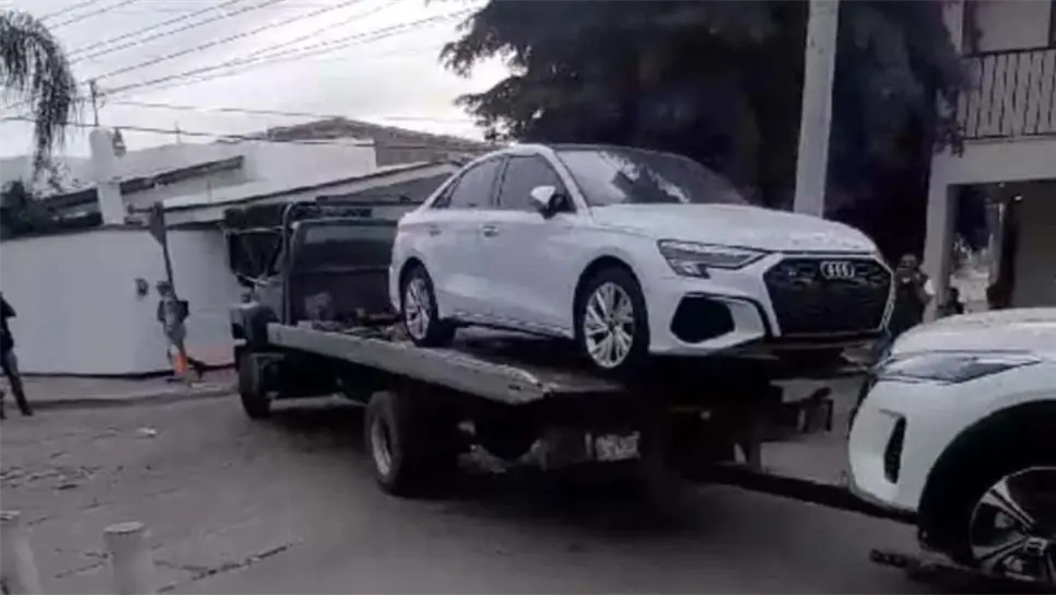 Entre las unidades se encuentra una camioneta Nissan Kicks blanca y un automóvil Audi blanco blindado de modelo reciente, el cual presentaba impactos de bala en los cristales