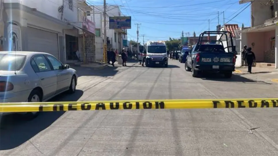 Varios sujetos llegaron a bordo de un automóvil de modelo viejo del cual descendieron varios sujetos armados con rifles y le dispararon a las víctimas a corta distancia
