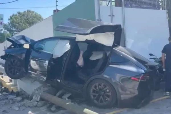 Así quedó un Tesla recién salido de agencia; habría sido programado para conducción automática 