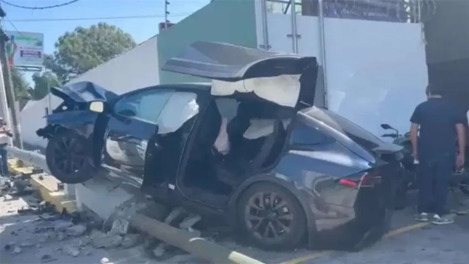 Los ocupantes del Tesla fueron auxiliados por personas que llegaron para sacarlos del vehículo, los cuales de manera milagrosa salieron ilesos, presentando golpes leves